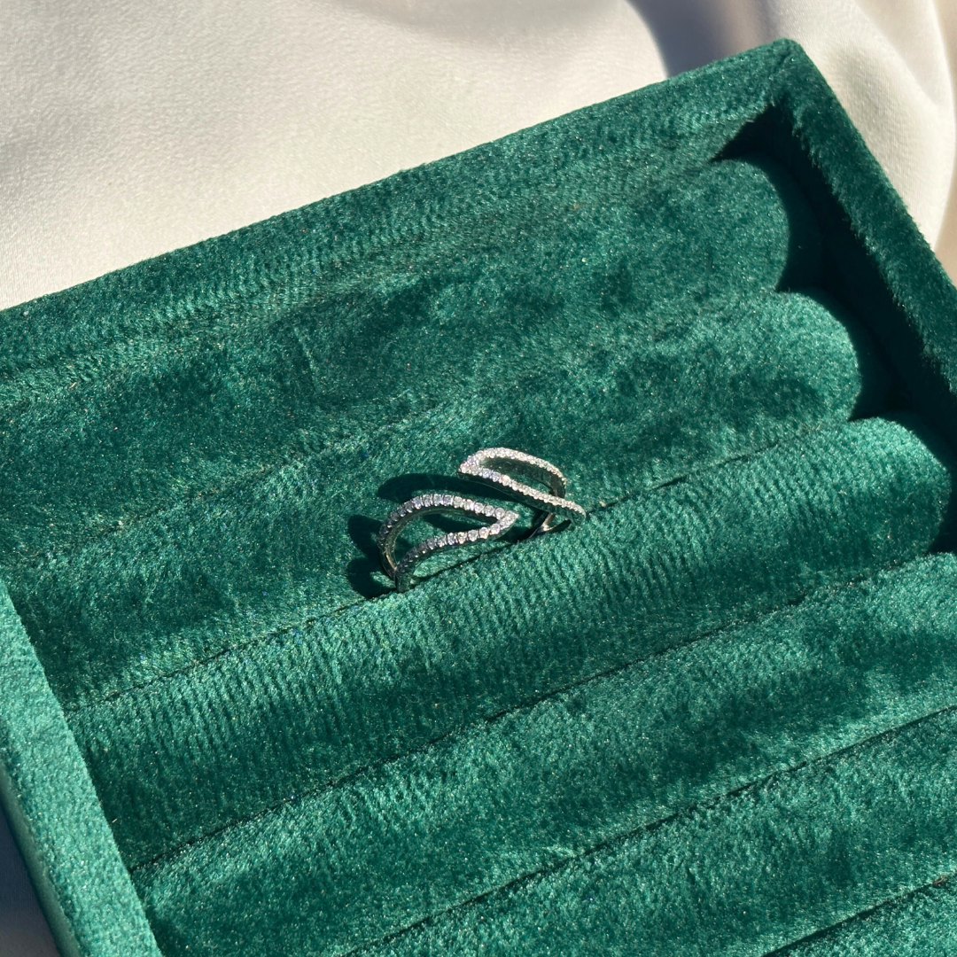 Entwined Leaf Designer Ring in 9 ct Yellow Gold, Gracefully Set with Laboratory-Crafted Diamonds