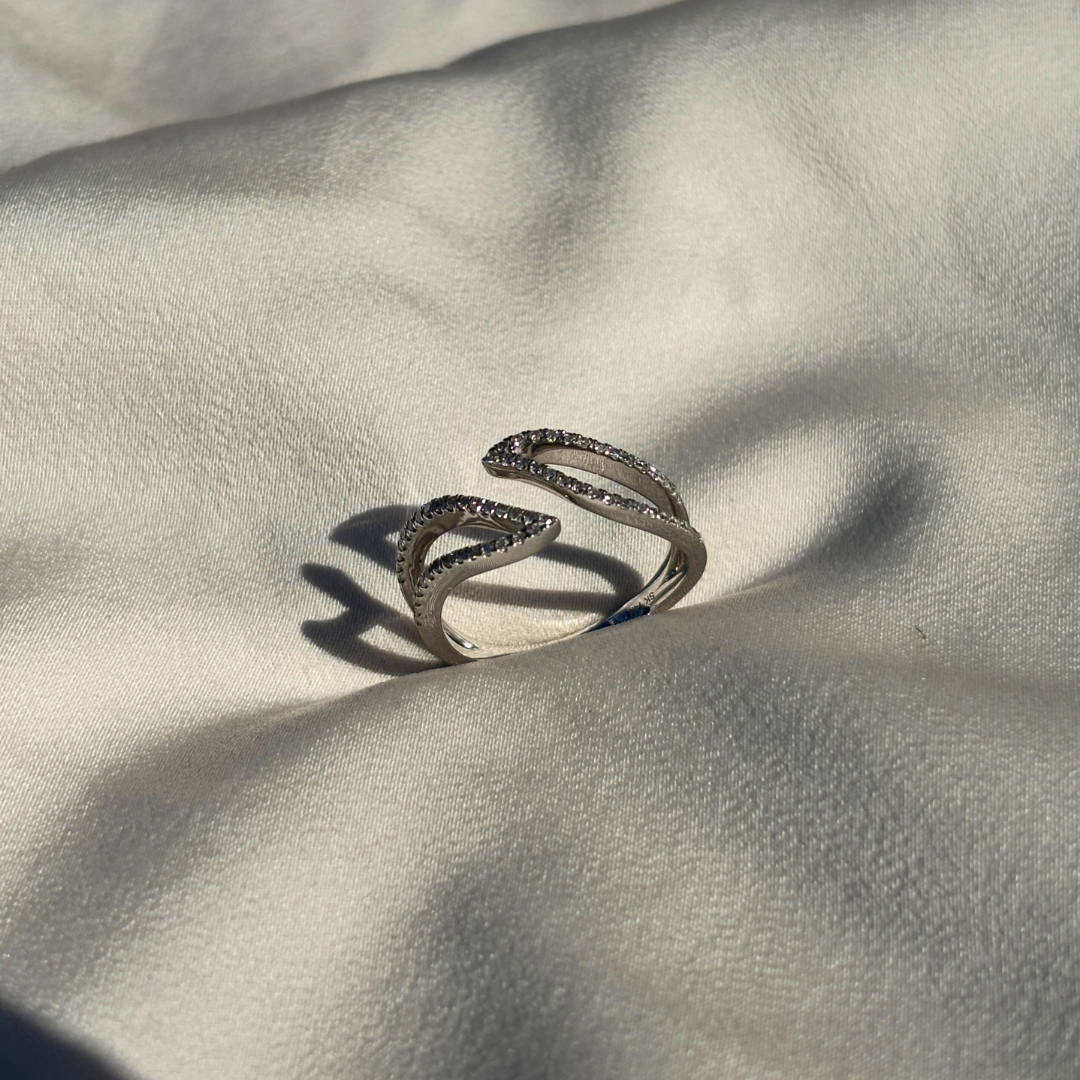 Entwined Leaf Designer Ring in 9 ct Yellow Gold, Gracefully Set with Laboratory-Crafted Diamonds